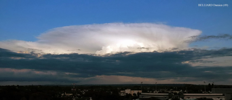 Photo de Cumulonimbus Capillatus Incus à la tombée de la nuit 6a - le 06 juin 2005 en Anjou