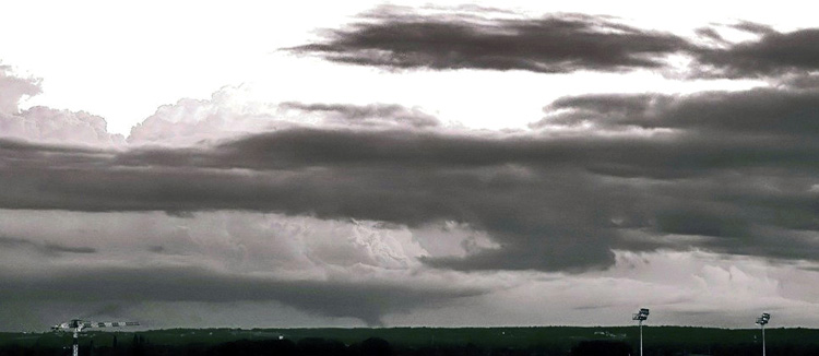 Photo (6d Noir et Blanc) de Cumulonimbus Capillatus Incus avec vortex / tourbillon 6e - le 06 juin 2005 en Anjou