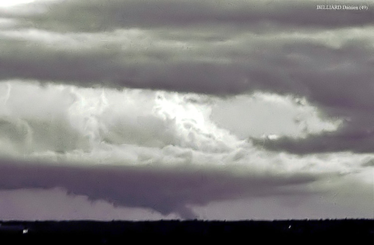 Photo (zoom 6d Noir et Blanc) de Cumulonimbus Capillatus Incus avec vortex / tourbillon 6f - le 06 juin 2005 en Anjou