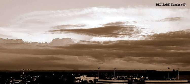 Photo de Cumulonimbus Capillatus Incus avec vortex / tourbillon 6h - le 06 juin 2005 en Anjou