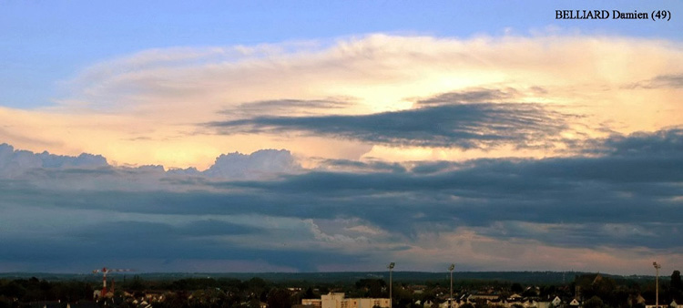 Photo de Cumulonimbus Capillatus Incus avec vortex / tourbillon 6g - le 06 juin 2005 en Anjou