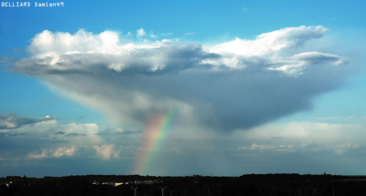 Cumulonimbus Arc-en-ciel Ovni